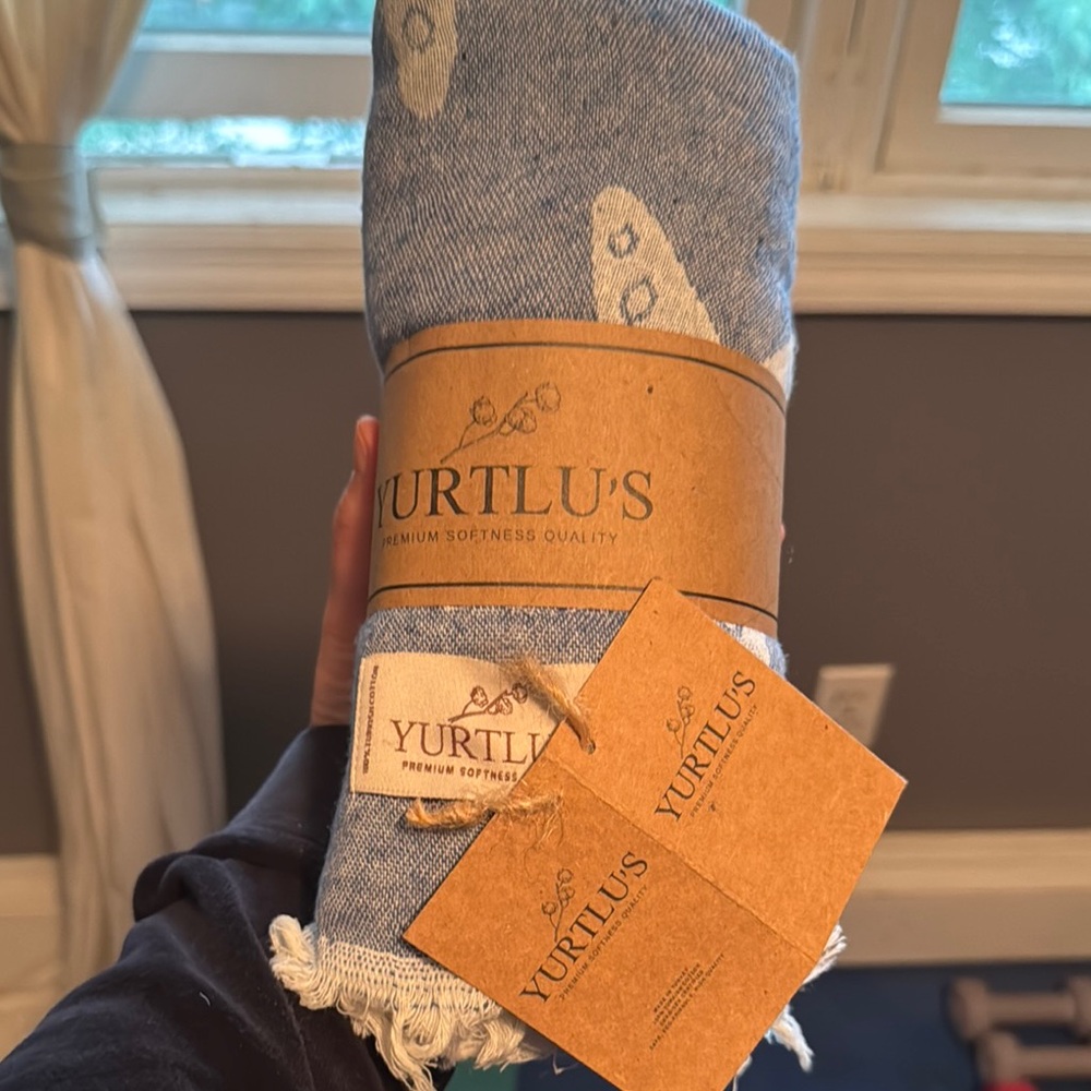 Yurtlus Blue and White Blanket